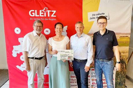 Zu Gast im Gleitz Verlag: SPD-Landratskandidatin Julia Semper und der Hohenhamelner SPD-Bürgermeisterkandidat Sebastian Hebbelmann tauschten sich mit Geschäftsführer Karl-Heinz Gleitz (links) und Technik- und Produktionsleiter Oliver Kroll (rechts) über Kommunalpolitik, Medien und die bevorstehenden Wahlen aus.