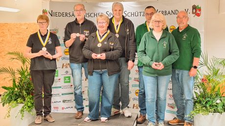 In der Mitte (auf dem 1. Platz), von links nach rechts Hubert Werner, Ilona Werner und Hans Otto Burmester.
