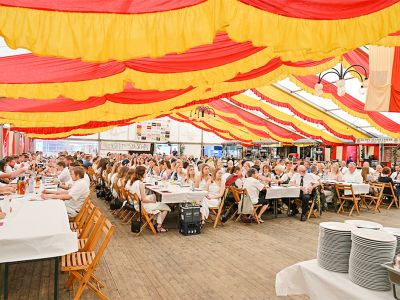 Beim Adensteder Schützenfest wurde gelacht, mitgeklatscht, fröhlich gestampft und getrampelt.