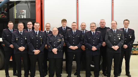 Die Beförderten und Geehrten am Hilfeleistungslöschgruppenfahrzeug HLF10 Schellerten in der Fahrzeughalle der Ortsfeuerwehr Schellerten (von links): Niklas Oehlke, Christian Rünker, Lars Kempe, Timon Wippich, Björn Ottleben, Daniel Wurzler, Malte Dettmer, Bernd Oehlke, Dirk Brunke, Jens Dörpmund, Dirk Humbert, Thomas Kison und Tobias Brunke.