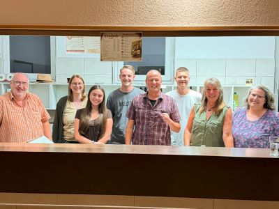 Das Team hinter dem Weinfest (von links): Thomas Jacobi, Jana und Laura Dombrowsky, Nils Lambrecht, Markus Stoll, Gregor Stoll, Ina Lege-Stoll, Betsy Saueressig. Es fehlen Dagmar Ramm und Doris Trampnau.