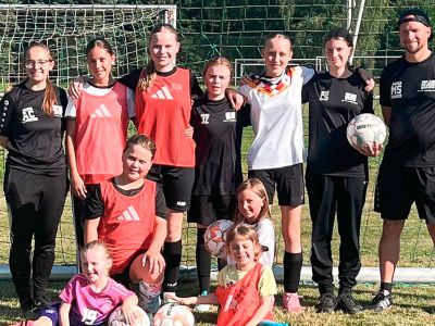 Elf Mädchen von 5 bis 13 Jahre mit Trainer- / Betreuerteam.