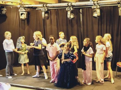 Ferienkinder entwickelten spielerisch eigenes Theaterstück und standen im Rampenlicht.