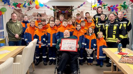 Jugendfeuerwehr Algermissen bei der Spendenübergabe in der Landresidenz.