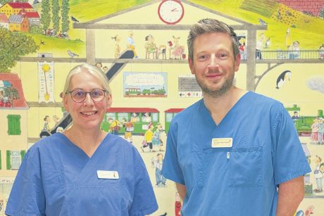 Für den Kindergastroenterologen und -hepatologen Dr. med. Tobias Rasche und Susanne Rohde von der Kindergastroenterologischen Ambulanz steht das Wohl der kleinen Patienten an erster Stelle. Sie nehmen sich bewusst Zeit, um Familien Orientierung und Sicherheit im Umgang mit der Erkrankung zu schenken.