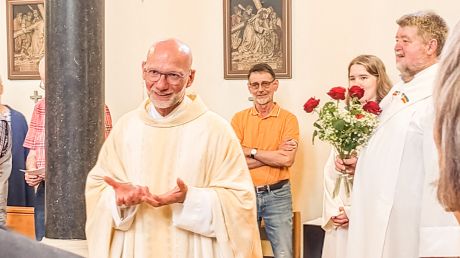 So kennen wir ihn unseren Pfarrer Roland Baule, rechts daneben Diakon Otto mit Rosen für die Helfer.