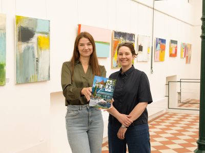Kultur kommt ins Haus: Iris Königsdorff und Hannah Louisa Meißner (links) präsentieren das neue Programmheft des Glashauses Derneburg, das künftig zweimal jährlich mit den Holler Nachrichten an alle Haushalte in der Gemeinde Holle verteilt wird.