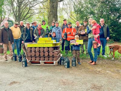 Die Ortsnaturschutzbeauftragten mit fleißigen Helfern der Aktion „Saubere Landschaft“ aus der Ortschaft Feldbergen mit den gelieferten Nistkästen.