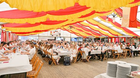Großartige Stimmung beim Gottesdienst auf dem Zelt