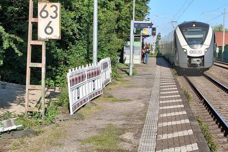 Bald soll endlich Schluss mit Schotter, Wildwuchs und Einstiegshindernis am Bahnsteig sein.