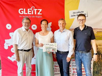 Zu Gast im Gleitz Verlag: SPD-Landratskandidatin Julia Semper und der Hohenhamelner SPD-Bürgermeisterkandidat Sebastian Hebbelmann tauschten sich mit Geschäftsführer Karl-Heinz Gleitz (links) und Technik- und Produktionsleiter Oliver Kroll (rechts) über Kommunalpolitik, Medien und die bevorstehenden Wahlen aus.