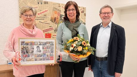 Martina Claus mit Blumenstrauß, umrahmt von Else Pape-Gleitz (mit Fotocollage) und Karl-Heinz Gleitz.