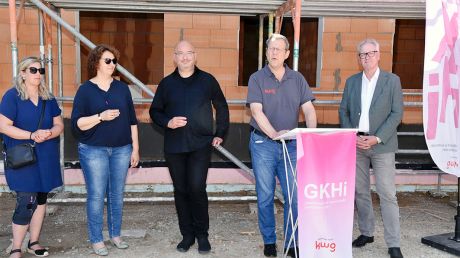 Matthias Kaufmann und Uwe Semper (von rechts) bei der Begrüßung.