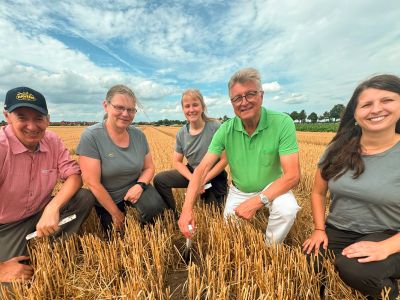 Fritz Brickwedde (2. v. rechts) informiert sich von Nina Lipecki, Hanna Liesenfelder und Lisa Wiegand (von links) von der Ökologischen Station und Landwirt Clemens Gerhardy über den Feldhamsterschutz in Algermissen.