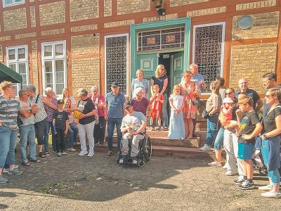 Die Top-Platzierten der Bodenstedt-Rallye. Auf der Treppe oben die Sieger-Gruppe „Die flotten Flitzer“.