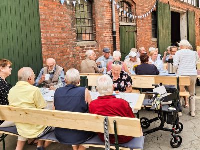 Senioren-Kaffeeklatsch bei Hof König.