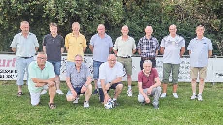 Das heutige Team (hinten von links): Hans-Joachim Grube, Dirk Klug, Jochen Pape, Siegbert Fricke, Werner Hollberg, Alfred Pape, Gerald Brosig und Siegfried Offen sowie vorne von links: Michael Grube, Uwe Zwer, Uwe Brosig und Harald Meyer. Es fehlen Frank Albe, Karl-Heinz Gleitz und Helfried Steinweh.