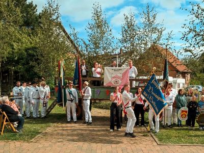 Ein ganzes Dorf feiert seine Gemeinschaft – von Jung bis Alt.