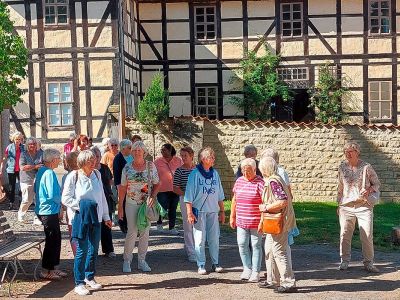 Die Wülfinger Landfrauen vor der Fayence Manufaktur.