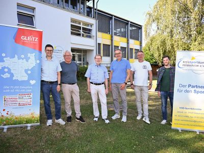 Gemeinsam für den Sport: Oliver Kroll, Claus Peter Elfers, Karl-Heinz Gleitz, Dr. Stefan Rössig, Dennis Münter und Tim Jäckel (von links) besiegeln die neue Medienpartnerschaft zwischen dem Kreissportbund Hildesheim und dem Gleitz Verlag.