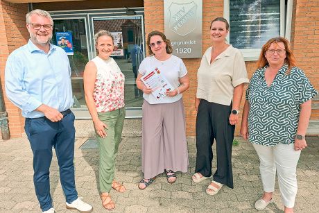 Von links: Fabian von Berg mit Julia Daseke, Maike Evers, Diana Umlauf und Nicol Boldt vor dem Eingang der Kemmer Turnhalle.
