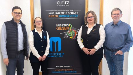 Oliver Kroll, Mareile Narzynski, Daniela Rak und Karl-Heinz Gleitz freuen sich auf die neue Kooperation und präsentieren stolz die neuen Banner der Musik-Gemeinschaft Giesen-Himmelsthür.