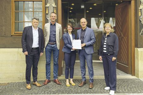 Die Sparkasse Hildesheim Goslar Peine hat die Auszeichnung im Rahmen einer persönlichen Danksagung am 4. Juni um 10 Uhr entgegengenommen (von links): Prof. Dr. Jörg Lahner (Vizepräsident für Forschung und Transfer, Schirmherr des Deutschlandstipendiums), Christian Grell (Abteilungsleiter Projektentwicklung bei der Sparkasse), Torsten Schrell, (Vorstandsvorsitzender der Sparkasse), Daniela Zwicker (Fundraising & Alumniarbeit, HAWK) und Elke Brandes (Leiterin Unternehmenskommunikation bei der Sparkasse).
