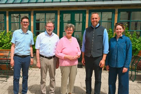 Die Verantwortlichen des Gleitz Verlages und der Gemeinde Holle Freuen sich auf die erweiterte Kooperation zugunsten des Glashauses (von links): Oliver Kroll, Karl-Heinz Gleitz, Else Pape-Gleitz, Falk-Olaf Hoppe und Iris Königsdorff.