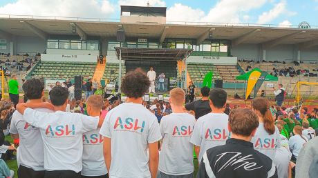 Besuch der Albert-Schweitzer-Hauptschule beim VfL Wolfsburg