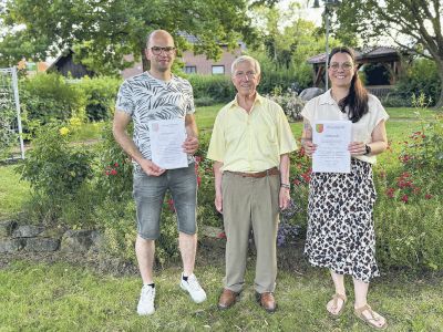 Ortsbürgermeister Josef Theo Möller mit den Geehrten Jessica Stemme und Christopher Gärtner