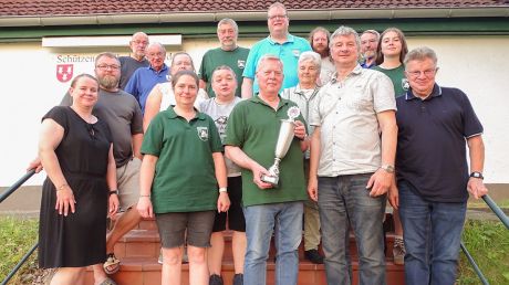Die Teilnehmer beider Vereine – im Vordergrund Klaus-Dieter Spill mit dem Wanderpokal.