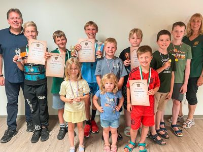 Ortsbürgermeister Sven Anders und SV Jugendleiterin Monika Rogel mit den teilnehmenden Kindern.