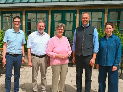 Die Verantwortlichen des Gleitz Verlages und der Gemeinde Holle Freuen sich auf die erweiterte Kooperation zugunsten des Glashauses (von links): Oliver Kroll, Karl-Heinz Gleitz, Else Pape-Gleitz, Falk-Olaf Hoppe und Iris Königsdorff.