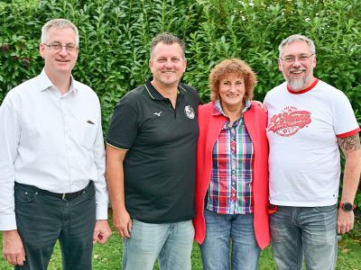 Vorstandsmitgieder der Unternehmer vor Ort e.V. mit ihrem Gast (von links): Alfred Engelke (1. Vorsitzender), Sascha Kucera (Helios GRIZZLYS), Marion Harstick (Schriftführerin) und Sascha Lembke (2. Vorsitzender).