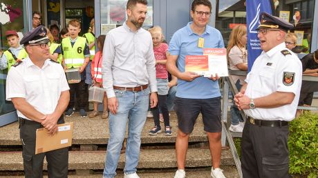 Von rechts: Heiko Bartels überreichte die Urkunde und das Ehrenschild an Schulleiter André Hollemann im Beisein von Marcel Litfin und Stefan Behme.