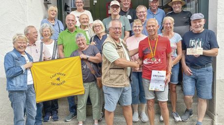 Die Haseder Reisegruppe in Augsburg. TuS-Vorsitzender Frank Matiske gratuliert dem neuen Deutschen Meister Jürgen Markfeld.