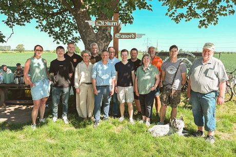 Die Bewohner aus den drei Ortschaften freuten sich beim Handweisert-Fest über die gelungene Aufstellung der hölzernen Hände unter dem Ahorn in der Feldmark.