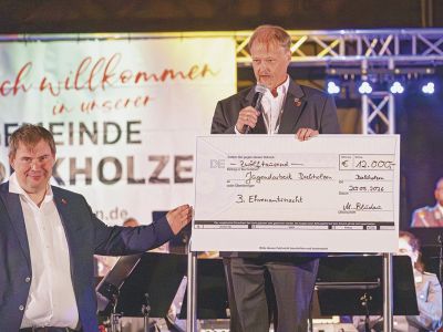 Haupt- und Ordnungsamtsleiter Benjamin Möhle mit Bürgermeister Matthias Bludau mit dem Scheck des Reinerlöses für die Jugendarbeit der Gemeinde