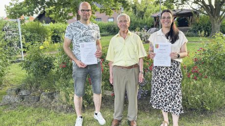 Ortsbürgermeister Josef Theo Möller mit den Geehrten Jessica Stemme und Christopher Gärtner