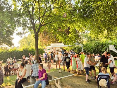 Eigentlich Bolzplatz, Spielplatz und Grillecke des SSV Sehlde, lädt die Fläche beim Hubertusfest zum gemütlichen Verweilen ein.