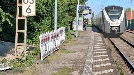 Bald soll endlich Schluss mit Schotter, Wildwuchs und Einstiegshindernis am Bahnsteig sein.
