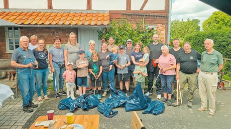 Helferinnen und Helfer bei der Müllsammelaktion in Baddeckenstedt