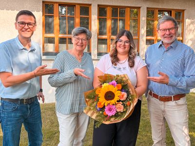 Seit zehn Jahren Teil des Gleitz-Teams: Zum Dienstjubiläum von Daria-Sue Grabarek gratulierten ihr Oliver Kroll, Else Pape-Gleitz und Geschäftsführer Karl-Heinz Gleitz herzlich. Daria-Sue Grabarek absolvierte ihre Ausbildung zur Mediengestalterin Digital und Print bereits im Gleitz Verlag und ist dem Unternehmen seitdem treu geblieben.