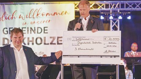 Haupt- und Ordnungsamtsleiter Benjamin Möhle mit Bürgermeister Matthias Bludau mit dem Scheck des Reinerlöses für die Jugendarbeit der Gemeinde