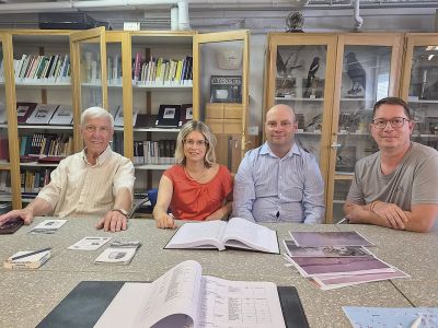 Im Ortsarchiv liegen zahlreiche Dokumente zur jahrhundertealten Emmerker Ortsgeschichte. Von links: Ortsbürgermeister Möller, Constanze Runge-Schmerbauch, Maik Schmerbauch und Ralf Wirries.