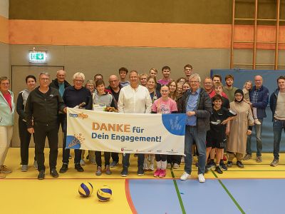 Volleyballtraining mit unerwarteter Unterbrechung.