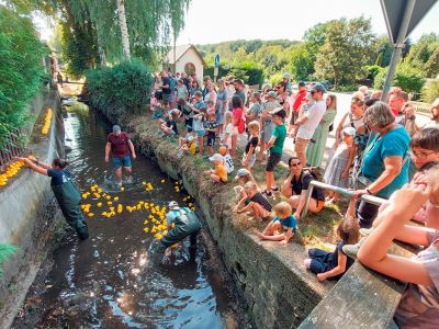 Die Besucherinnen und Besucher des Festes beobachten den Zieleinlauf der Rennenten am Heiligenhäuschen.