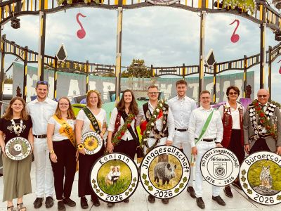 Die neuen Solschener Majestäten (von links): Jugendkönigin Sophia Buchholz mit Felix Buchholz, Sunflowers-Königin Cara Strube mit Lara Fuß, Damenkönigin Anastasia Toulainov und Junggesellenkönig Tobias Bähr, Jubiläumskönig der Junggesellschaft Robert Kaune mit Ole Hülsing, Bürgerkönig Jürgen Lücke mit Ehefrau Anja.