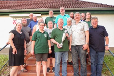 Die Teilnehmer beider Vereine – im Vordergrund Klaus-Dieter Spill mit dem Wanderpokal.