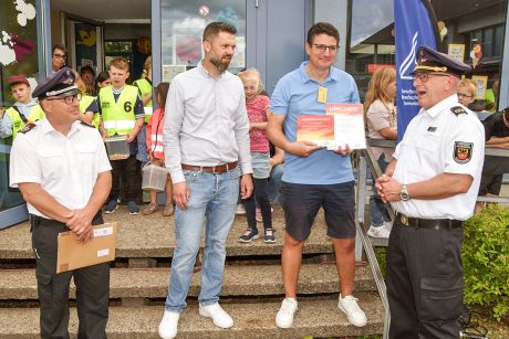 Von rechts: Heiko Bartels überreichte die Urkunde und das Ehrenschild an Schulleiter André Hollemann im Beisein von Marcel Litfin und Stefan Behme.